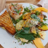 Grilled cheese+houmous+salad : yummy at Virgule in Toulouse