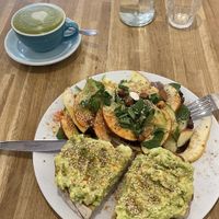 Heerlijke toast avocado en matcha latte!  at Virgule in Toulouse