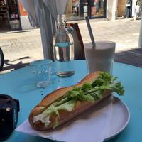 Avocado Baguette with Banana-Strawberry-Milkshake at Virgule in Toulouse
