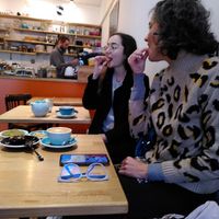 Early morning light, vegan breakfast at Virgule in Toulouse