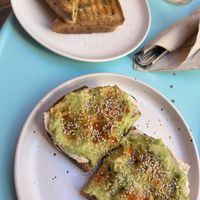 Grilles cheese et tartines d'avocat  at Virgule in Toulouse