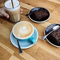 Flat white et latte glacé lait végétal avec brownie vegan at Virgule in Toulouse