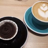 Muffin & capuccino at Virgule in Toulouse