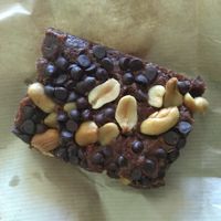 Vegan brownie for 3euros at Virgule in Toulouse