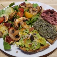 Tartine of the day: avocado toast, hummus and seaweed tartare at Virgule in Toulouse