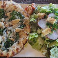 Spinach & garlic pizza with vegan cheese and the 8-colors salad without Cheese and vinaigrette. at SPIN Pizza in Topeka