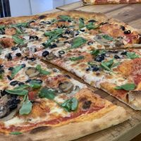 Champiñones, rucula, aceitunas y salsa de trufa at Antonia Pizza in Madrid