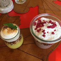 Postre de menú del día: lemon pie y postre de carta: cheesecake  at Run Run Run in Madrid