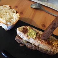 Le foye gras végétal maison sur un lit de confit d'oignons maison au cidre et biscuit châtaigne  at M.Y.Table-Restaurant in Augan
