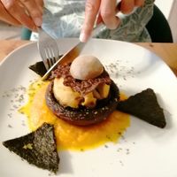 Portobello rôti et brouillade de tofu avec tuile cacao et glace ail noir, sur lit de purée de carottes avec polenta aux orties at M.Y.Table-Restaurant in Augan