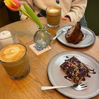 Chai Espressi, blueberry- banana bread, snickerz Schnitte  #Veganuary at Nude Food in Augsburg