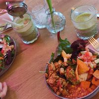 Buntes und nährstoffreiches Essen - hier: Holy Moly Bowl mit Planted Chicken Topping und Jacky Lauge Burger at Nude Food in Augsburg