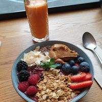 Berry Nicecream topped with extra peanutbutter and slow juice at Nude Food in Augsburg