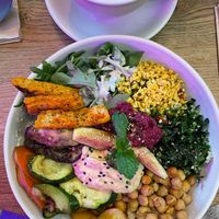 Veggie and chickpea bowl at Nude Food in Augsburg
