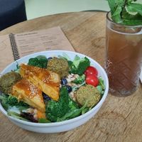Frisch, mega lecker und gesund! Falafel Salat mit extra Tofu Topping und Tamarinden Limonade at Nude Food in Augsburg