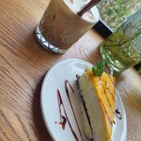 Coconut-lime-raw-cake and iced dirty chai latte at Nude Food in Augsburg