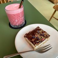 Pink Drink and snickers bar at Nude Food in Augsburg