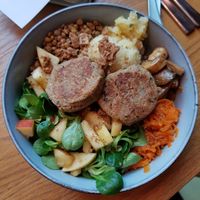 Farmer's Delight mit Pilzbuletten 😍 at Nude Food in Augsburg