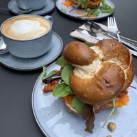 JACKY LAUGE
Laugensandwich, BBQ Pulled Jackfruit, Erdnuss Hummus, Kichererbsen, Möhren, gemischter Salat at Nude Food in Augsburg
