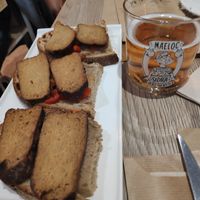Tosta con pimientos y seitán (la sidra Maeloc también es apta para veganos) at Martinnus Taperia in Cangas