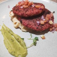 Hamburguesa de remolacha vegana con puré de patata at Martinnus Taperia in Cangas