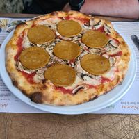 Pizza Etna vegan : tomates, fauxmage, salami piquant, ail et persil at La Carretta in Hotton