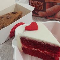 Tequeños y tartas at La Qarmita in Granada