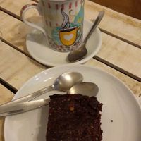 Té chai con leche de avena y brownie vegano at La Qarmita in Granada