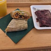 Lassi, plantful seitan, savijača višnja at Oaza Joyful Kitchen in Zagreb