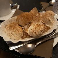 Heißer Apfelstrudel mit Vanilleeis und Zimt - einfach himmlisch! at Blondies in Bochum