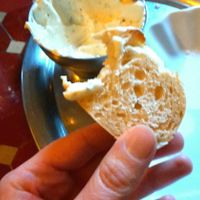 Really delicious vegan aioli...good ammount of garlic in it♡ Big portion with a little bit baguette at Blondies in Bochum