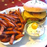 Vegan big kahuna burger with grilled pineapple and some sweetpotato-fries (too dark) and aioli at Blondies in Bochum