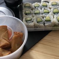 Avocado Maki und Frühlingsrollen at Yummy Noodles in Innsbruck