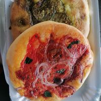 Pizzetta siciliana e zucchine+pistacchio at stritFUD in Taormina