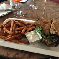 Veggie-Clubsandwich mit Süßkartoffelpommes und veganer Trüffel-Mayo at Café Eiles in Vienna