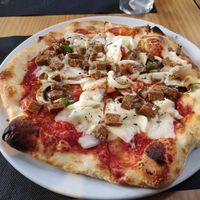 Vegan pizza with seitan at Uluwatu in Algeciras