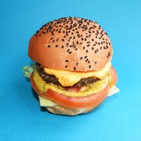 Tradicional: Pão de hamburguer, disco de soja com especiarias, cheddar, tomates psicodélicos, alface americana e mostarda com ervas finas at Beni in Sao Paulo