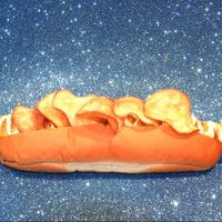 NotDog: Pão de dog, salsicha de soja, molho de tomate, maionese de alho, mostarda com ervas finas, catchup com frutas vermelhas e chips. at Beni in Sao Paulo