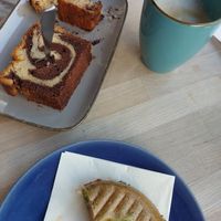 Bananenbrot, Marmorkuchen und Tofu Tomaten Bagel at Café Wertvoll in Marburg