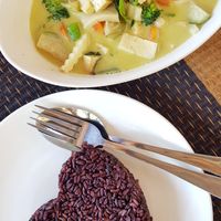 Green curry with tofu and soy protein at Rakpak in Koh Samui