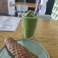 Smoothie with matcha and cinnamon cookie at Choclo y Maíz Cocina Vegana in Guadalajara