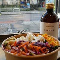 Muy rico todo! Casi todo es vegano y tienen pasteles y energy balls tmb at Bowls in Edinburgh