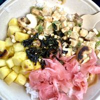 vegan poke bowl w/ tofu, ginger, pineapple, cashew, nori & peanut sauce 🍍 at Waikiki Poke Bowl in Kassel