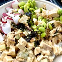 vegan poke bowl w/ tofu, radishes, edamame, cashew, nori & peanut sauce 🥜 at Waikiki Poke Bowl in Kassel