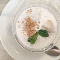 Chè chuối – Bananas with tapioca pearls, coconut milk and peanuts at Mây Bay in Vincennes
