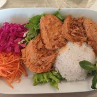 Cơm thịt nướng – Grilled cutlets 
Grilled vegan meat cultets marinated in coconut milk at Mây Bay in Vincennes