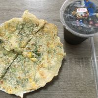 Roasted seaweed and corn pancake and black sesame milk with oats at Xiū Yuán SùShí 修緣素食 in Kaohsiung