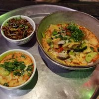 Gebratener Seitan und Curry als Tapas (je 4,30 Euro) und Udon-Curry für 9,40 Euro at Element Five in Berlin