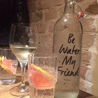 Selbstgesprudeldes Wasser in Glasflasche 👍🏻 at Element Five in Berlin