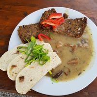 Veganer Hackbraten mit Pilzrahmsoße at Gasthof Zur Sägemühle in Hiltpoltstein